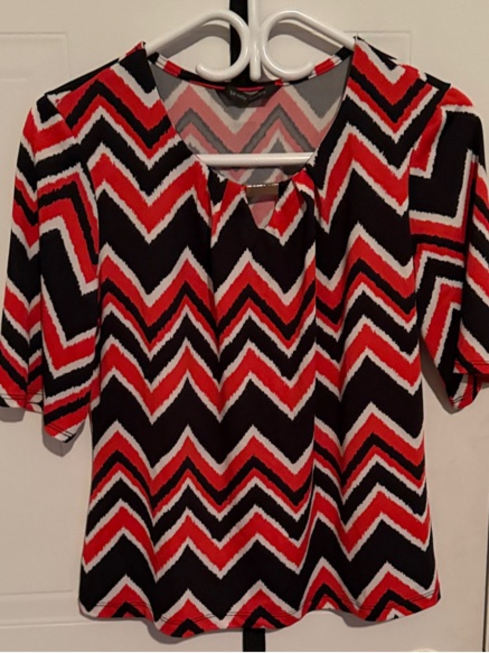 Chevron Print Short Sleeve Blouse - Red & Black